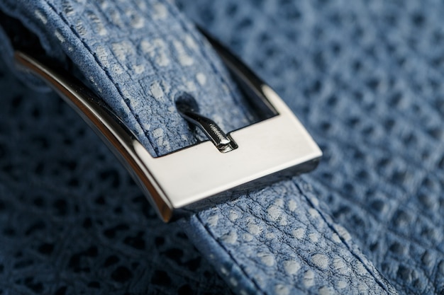 Bloqueio e fivela close-up, elementos de uma mochila azul feita de couro genuíno no escuro