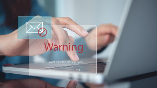 Bloqueo de correo electrónico spam advertencia popup para phishing correo concepto de seguridad de la red hombre de negocios que trabaja en una computadora portátil en casa con ventana de advertencia en la pantalla