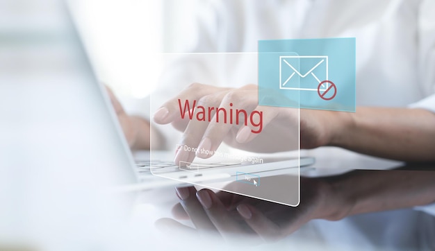 Bloqueo de correo electrónico spam advertencia popup para phishing correo concepto de seguridad de la red mujer de negocios que trabaja en una computadora portátil en casa con ventana de advertencia en la pantalla ciberseguridad