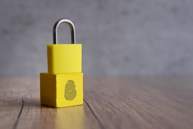 Bloqueo y cubo de madera con icono de huella dactilar Copiar espacio para el texto Concepto de seguridad biométrica