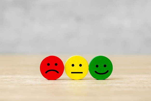 Bloqueo facial de emociones. El cliente elige Emoticon para las reseñas de los usuarios. Calificación del servicio, clasificación, revisión del cliente, satisfacción, estado de ánimo, evaluación y concepto de retroalimentación