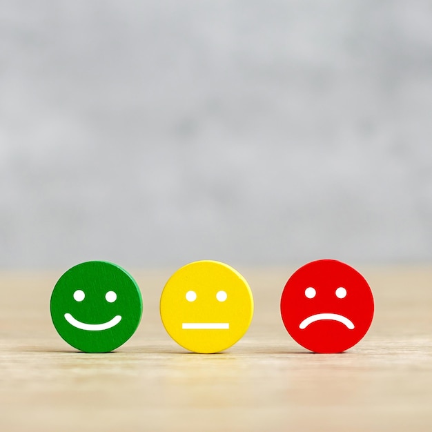 Bloqueo facial de emociones. El cliente elige Emoticon para las reseñas de los usuarios. Calificación del servicio, clasificación, revisión del cliente, satisfacción, estado de ánimo, evaluación y concepto de retroalimentación
