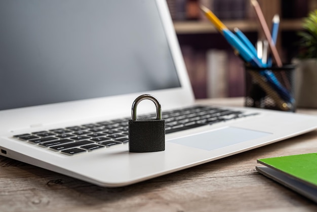 Foto bloqueo negro en el teclado del portátil blanco de cerca concepto de seguridad cibernética