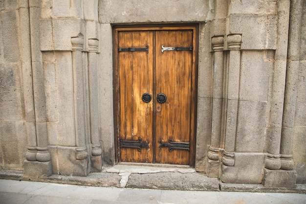 Bloqueo de la puerta de la iglesia de madera vieja