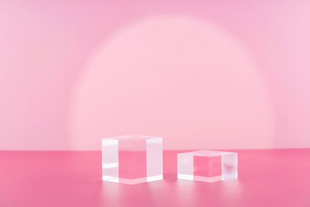 Bloques de acrílico sobre fondo rosa pedestal pantalla cosmética plataforma de podio de vidrio para la presentación del producto soporte geométrico para maqueta de cosméticos escena para maqueta de cosméticos de joyería