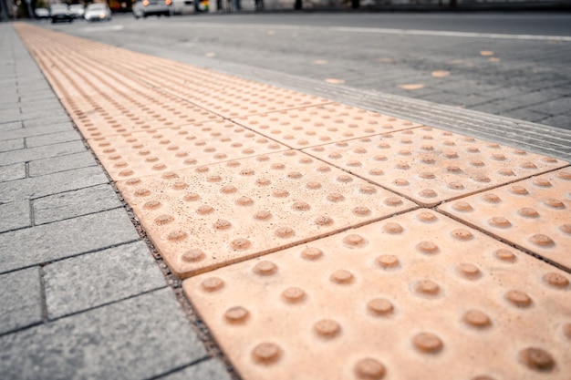 Bloques de braille amarillos en la estación de transporte público para personas con discapacidad física