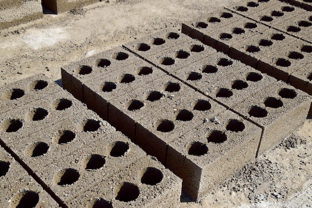 Los bloques de cemento yacen en el suelo y se secan en la planta de producción de bloques de cemento