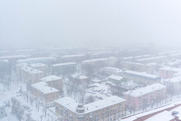 Bloques de la ciudad durante una vista de pájaro nevada