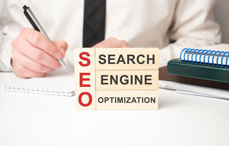 Bloques de cubo de madera de texto de optimización de motores de búsqueda SEO en el fondo de la tabla. Concepto de idea, estrategia, publicidad, marketing, palabra clave y contenido