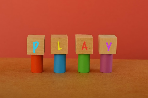 Foto bloques de cubos de madera con texto play playtime para niños