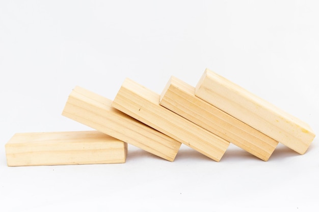 Bloques de dominó de madera aislados sobre un fondo blanco Copiar espacio para el texto