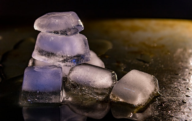 Bloques de hielo cayendo a pedazos.