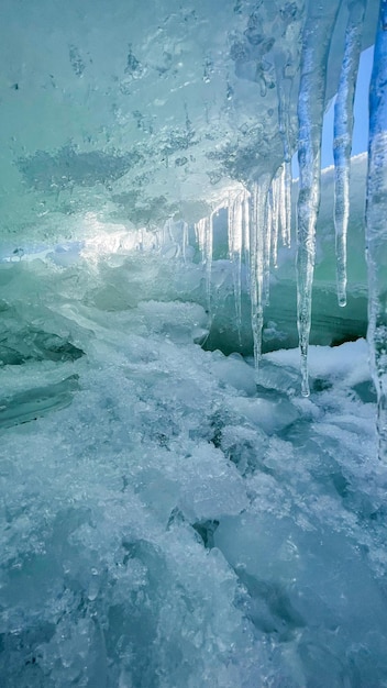 bloques de hielo en el mar congelado bajo el sol