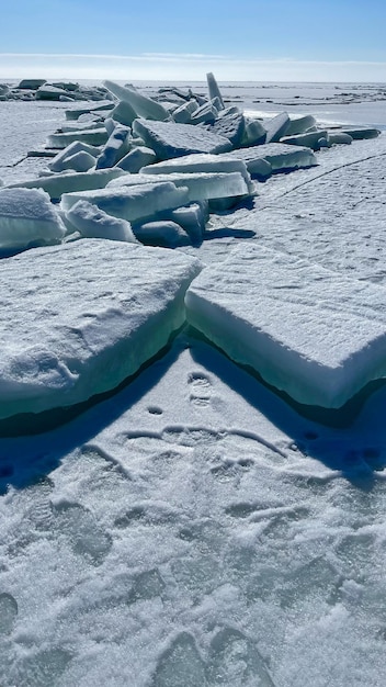 bloques de hielo en el mar congelado bajo el sol