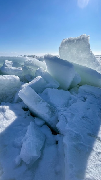 bloques de hielo en el mar congelado bajo el sol