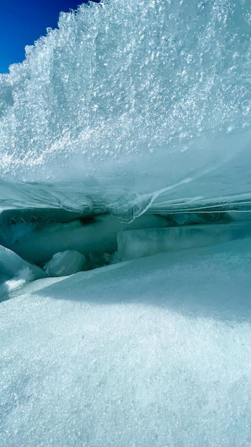 bloques de hielo en el mar congelado bajo el sol