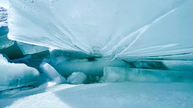 bloques de hielo en el mar congelado bajo el sol