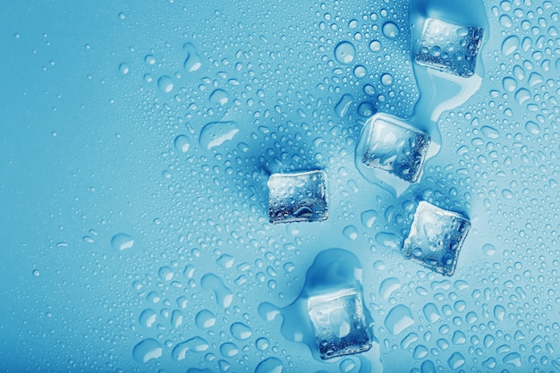 Bloques de hielo con primer plano de gotas de agua.