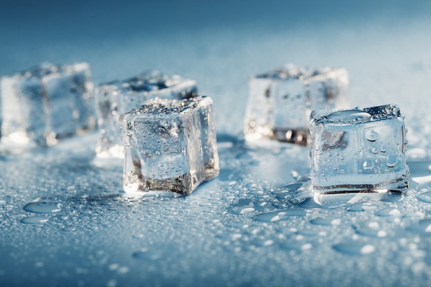 Bloques de hielo con primer plano de gotas de agua.