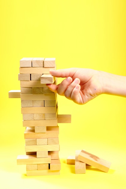 Foto bloques del juego de madera sobre un fondo amarillo.