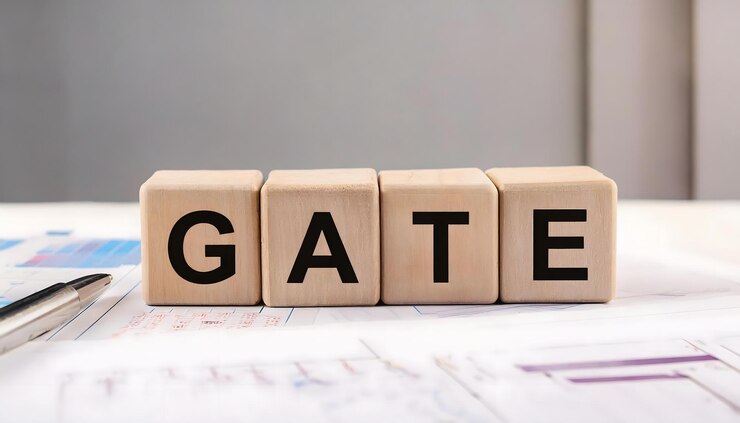 Bloques de letras de madera con concepto de examen de ingeniería de texto GATE