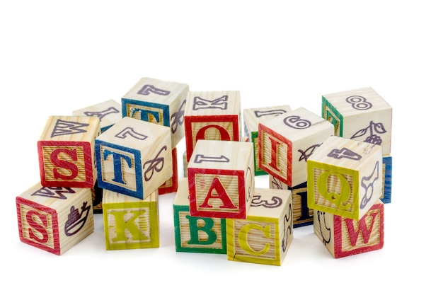 Los bloques de madera del alfabeto sobre un fondo blanco