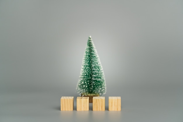 bloques de madera con arbol de navidad
