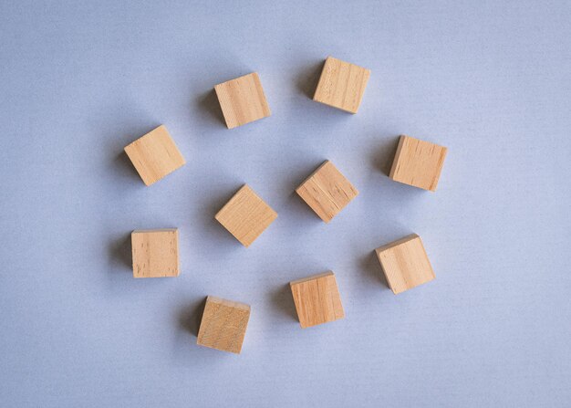 Bloques de madera en blanco sobre fondo azul.