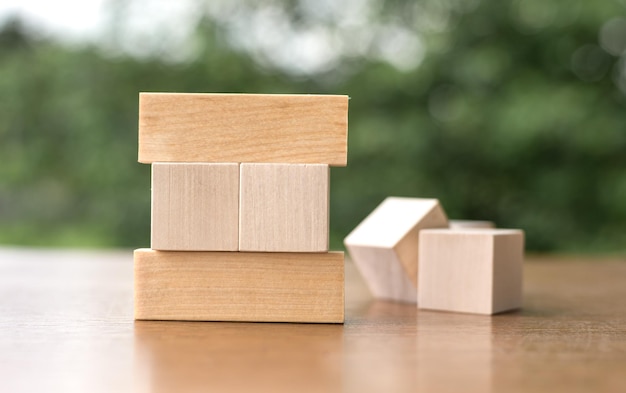 Bloques de madera en blanco sobre fondo de naturaleza borrosa Maqueta de cubos de madera bloques de madera vacíos con cubos de madera de espacio de copia para el concepto de calendario de texto de negocio de año nuevo