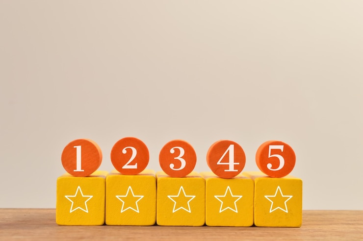 Foto bloques de madera con cinco estrellas e iconos de numeración excelente calificación de servicios comerciales concepto de satisfacción del cliente
