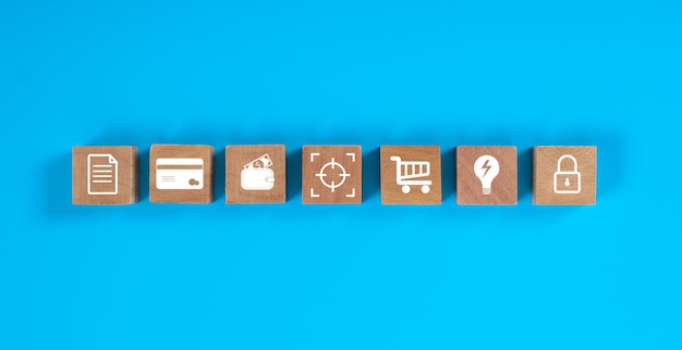 Bloques de madera cuadrados sobre fondo azul con concepto de icono de finanzas.