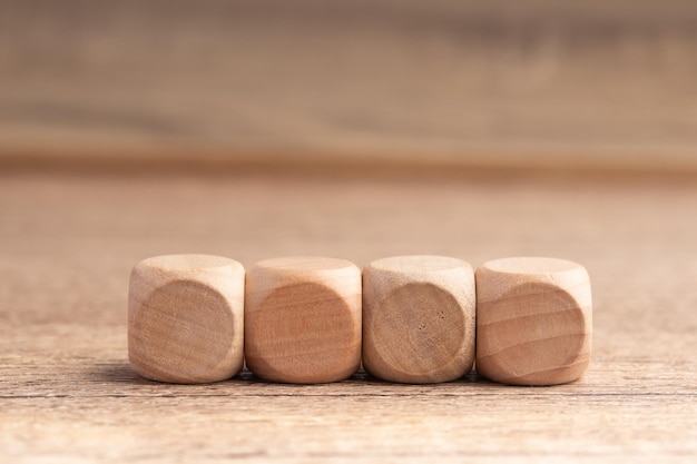 Foto bloques de madera en un fondo marrón grupo de bloques en blanco de madera cubos espacio de copia para el fondo de texto de negocios como idea plan de objetivo concepto