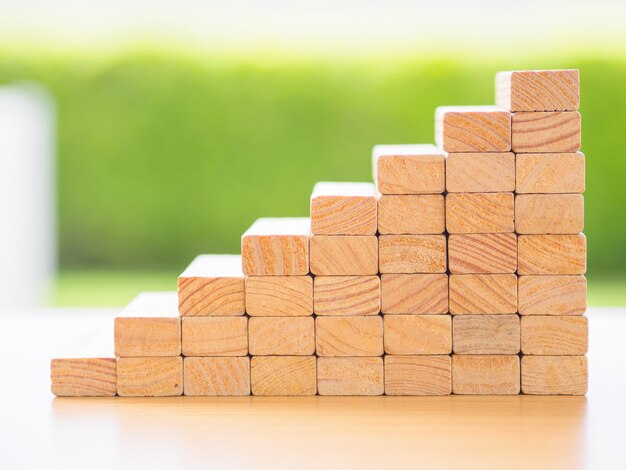 Bloques de madera en forma de escalera.