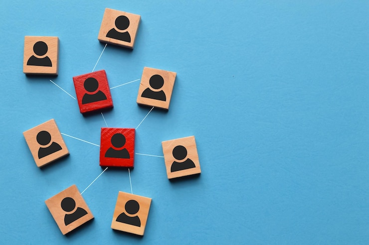 Foto bloques de madera con iconos de personas conectados por líneas