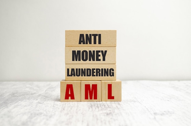 En los bloques de madera con la inscripción AML AntiMoney Laundering