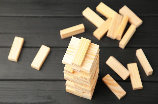 Foto bloques de madera interrumpidos sobre fondo negro.