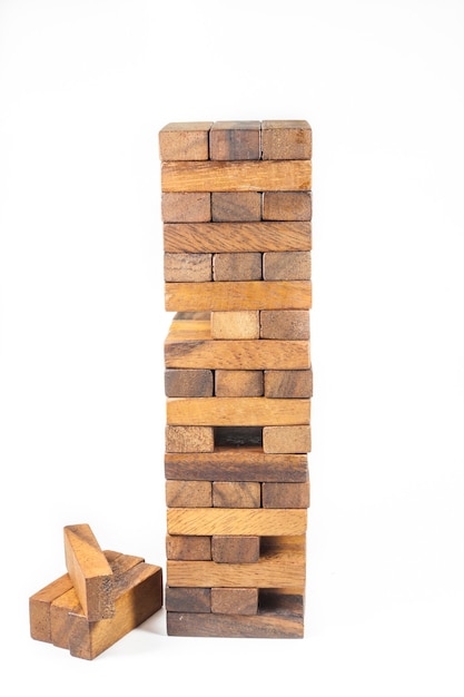 Bloques de madera, JENGA Game sobre fondo blanco.