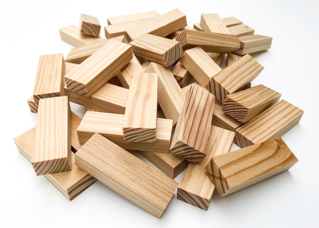 Bloques de madera para el juego de mesa en la torre Jenga Puzzle. Dispersos aleatoriamente.