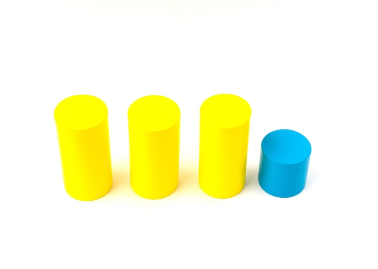 Foto bloques de madera de juguete multicolor aislado sobre fondo blanco.