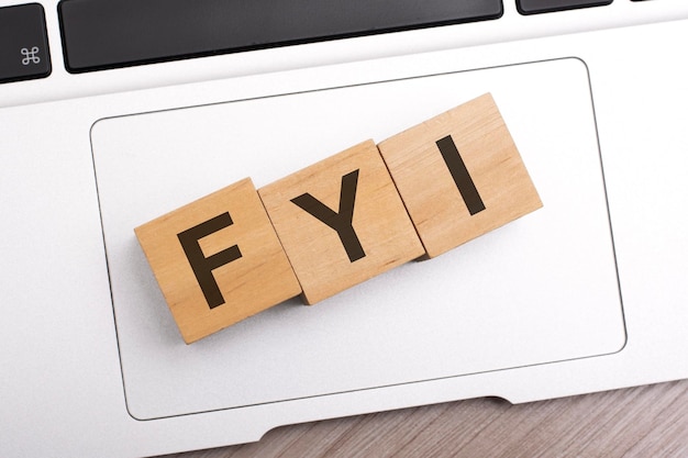 Bloques de madera con letras FYI en el teclado