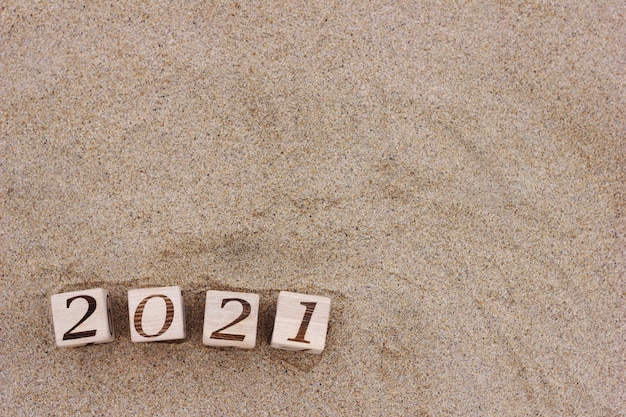 Los bloques de madera con los números 2021 se encuentran en la arena de la playa.