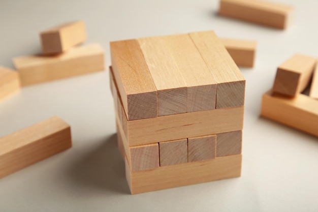 Bloques de madera sobre fondo gris Juego de estrategia como plan de negocios para el trabajo en equipo