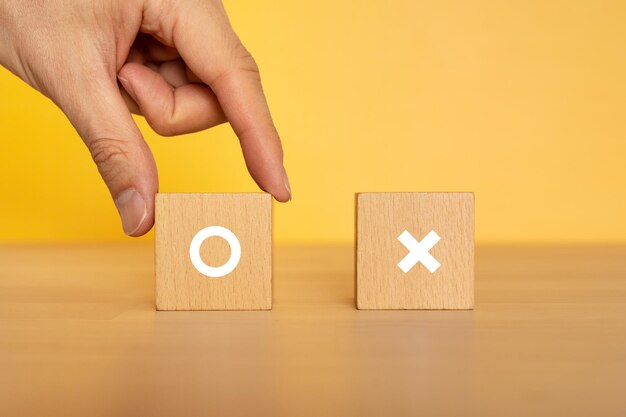 Foto bloques de madera con texto circular del concepto y una mano.