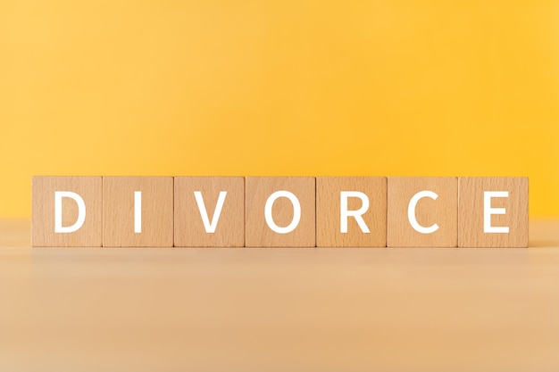 Bloques de madera con texto de concepto de DIVORCIO.