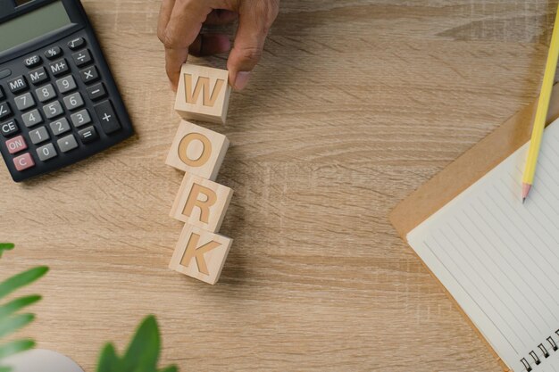 Foto bloques de madera con texto de trabajo, antecedentes del concepto de trabajo del plan.