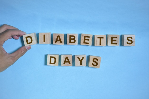 Bloques de palabras con las palabras día de la diabetes sobre fondo azul, conciencia de la salud, días mundiales de la diabetes