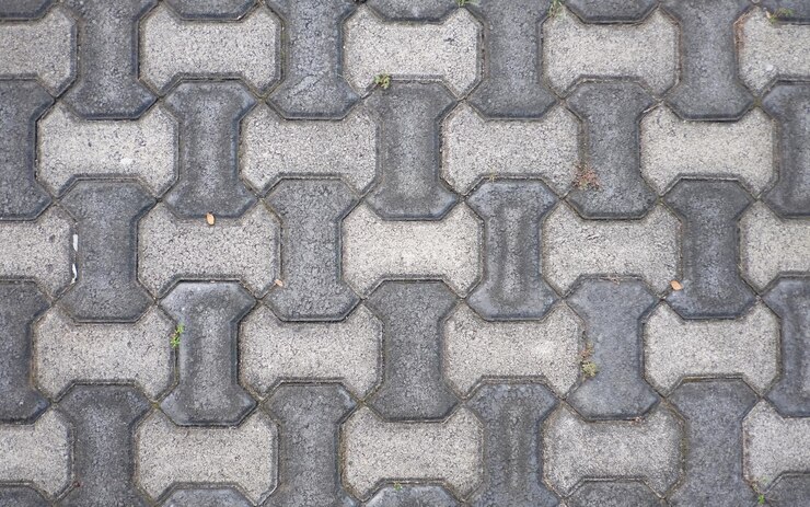 Bloques de pavimento de cemento de color gris oscuro y claro en peatones