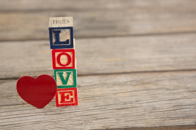 Bloques que muestran mensajes de amor y forma de corazón rojo