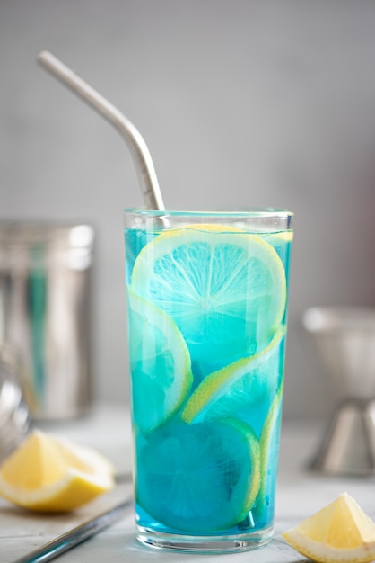 Blue Curaçao cocktail com rodelas de limão em copos altos