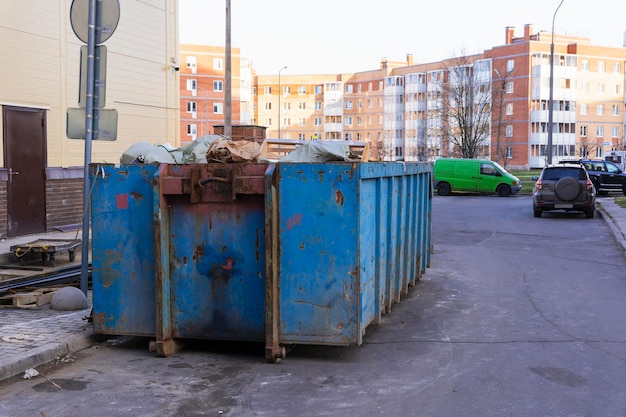 Blue Dumpster for MSW Um grande contêiner de ferro de transporte